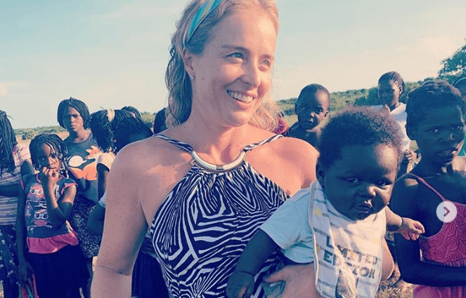 Angélica com criança na África (Foto: Reprodução/Instagram) Angélica com criança na África (Foto: Reprodução/Instagram)