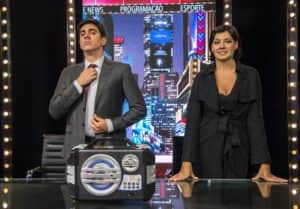 Âncoras (Marcelo Adnet e Veronica Debom) no Jornal Nacional Musical (Foto: Globo/Estevam Avellar) Âncoras (Marcelo Adnet e Veronica Debom) no Jornal Nacional Musical (Foto: Globo/Estevam Avellar)