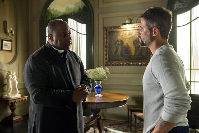 Padre Ramiro (Ailton Graça) e Gabriel (Bruno Gagliasso) (Foto: Globo/Estevam Avellar) Padre Ramiro (Ailton Graça) e Gabriel (Bruno Gagliasso) (Foto: Globo/Estevam Avellar)