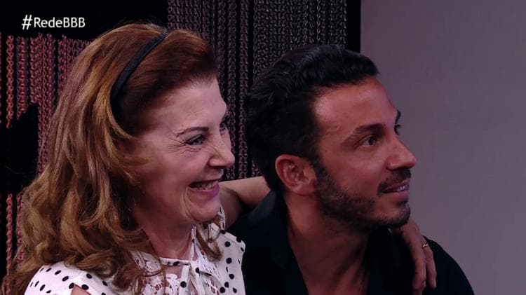 Mãe de Gustavo participa de entrevista pós eliminação (Foto: Reprodução Globo) Mãe de Gustavo participa de entrevista pós eliminação (Foto: Reprodução Globo)
