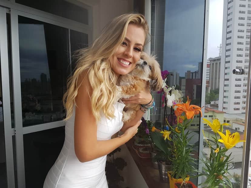 Isabella, do BBB19, com seu cachorrinho Suny — (Foto: Ariane Ducati) Isabella, do BBB19, com seu cachorrinho Suny — (Foto: Ariane Ducati)