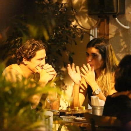 Rômulo Arantes Neto conversa com a morena misteriosa (Foto: AGNews) Rômulo Arantes Neto conversa com a morena misteriosa (Foto: AGNews)