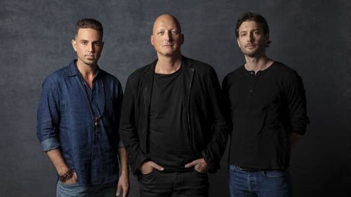 Dan Reed (ao centro), diretor do documentário, ao lado dos denunciantes James Safechuck e Wade Robson. (Foto: Jay L. Clendenin / Los Angeles Times) Dan Reed (ao centro), diretor do documentário, ao lado dos denunciantes James Safechuck e Wade Robson. (Foto: Jay L. Clendenin / Los Angeles Times)