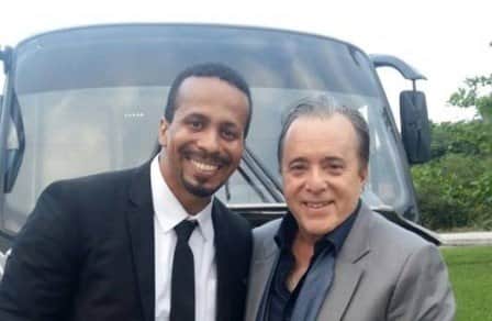 Robson Santos e Tony Ramos nos bastidores da novela da Globo O Sétimo Guardião (Foto: Reprodução) Robson Santos e Tony Ramos nos bastidores da novela da Globo O Sétimo Guardião (Foto: Reprodução)