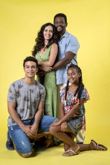 Os pais Janice e Otoniel com os filhos Diego e Clarissa: família sorriso em Verão 90 (Foto: João Cotta/ Globo/ Divulgação) Os pais Janice e Otoniel com os filhos Diego e Clarissa: família sorriso em Verão 90 (Foto: João Cotta/ Globo/ Divulgação)