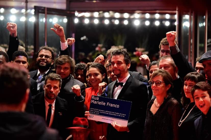 Wagner Moura leva placa de Marielle Franco ao tapete vermelho do Festival de Berlim (Foto: Tobias Schwarz/AFP) Wagner Moura leva placa de Marielle Franco ao tapete vermelho do Festival de Berlim (Foto: Tobias Schwarz/AFP)