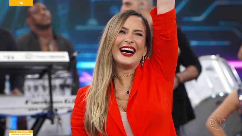 Claudia Leitte revelou que espera uma menina no palco do Domingão do Faustão (Foto: Divulgação/Globo) Claudia Leitte revelou que espera uma menina no palco do Domingão do Faustão (Foto: Divulgação/Globo)