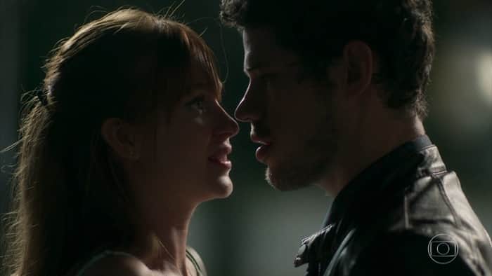 Luz (Marina Ruy Barbosa) e Júnior (José Loreto) em O Sétimo Guardião (Foto: Reprodução/Globo) Luz (Marina Ruy Barbosa) e Júnior (José Loreto) em O Sétimo Guardião (Foto: Reprodução/Globo)