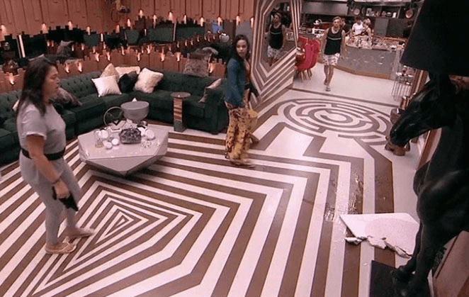 Teto da sala do BBB desaba e participantes tem que sair do local (Foto: Reprodução Globo) Teto da sala do BBB desaba e participantes tem que sair do local (Foto: Reprodução Globo)