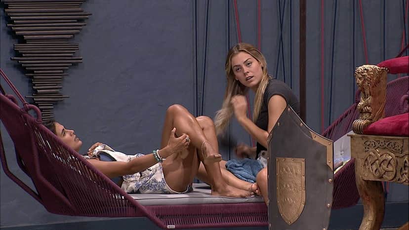 Carolina e Isabella conversam no BBB19 (Foto: Reprodução) Carolina e Isabella conversam no BBB19 (Foto: Reprodução)