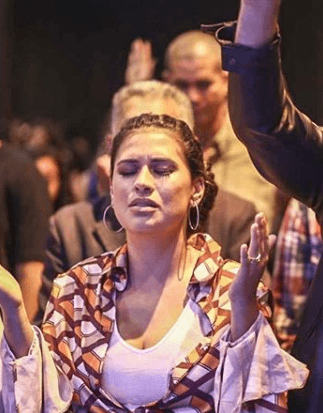 Simone é flagrada adorando a Deus em igreja evangélica (Foto: Reprodução) Simone é flagrada adorando a Deus em igreja evangélica (Foto: Reprodução)