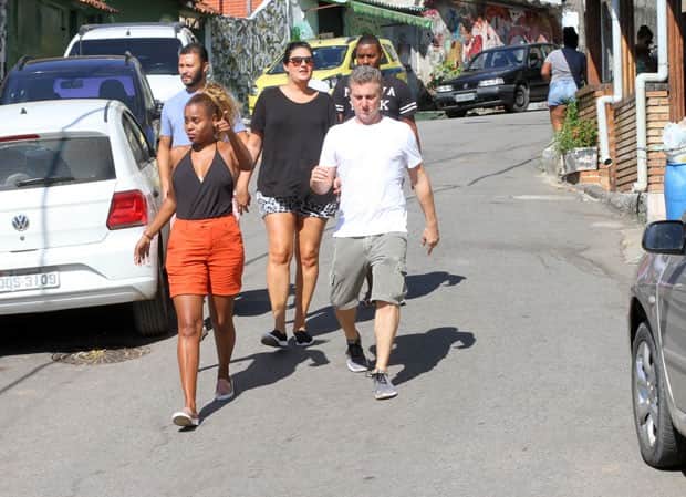 Roberta Rodrigues acompanha Luciano Huck em visita ao Vidigal (Foto: Daniel Delmiro/AgNews) Roberta Rodrigues acompanha Luciano Huck em visita ao Vidigal (Foto: Daniel Delmiro/AgNews)