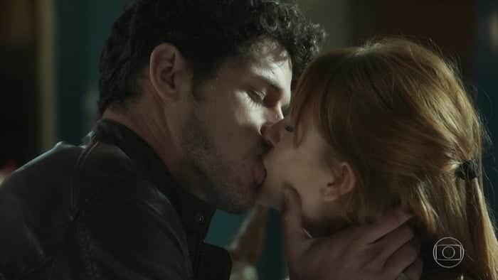 Marina Ruy Barbosa (Luz) e José Loreto (Júnior) se beijam em O Sétimo Guardião (Foto: Reprodução/Globo) Marina Ruy Barbosa (Luz) e José Loreto (Júnior) se beijam em O Sétimo Guardião (Foto: Reprodução/Globo)