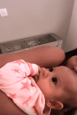 Mayra Cardi apareceu com a filha no colo (Foto: Reprodução/ Instagram) Mayra Cardi apareceu com a filha no colo (Foto: Reprodução/ Instagram)