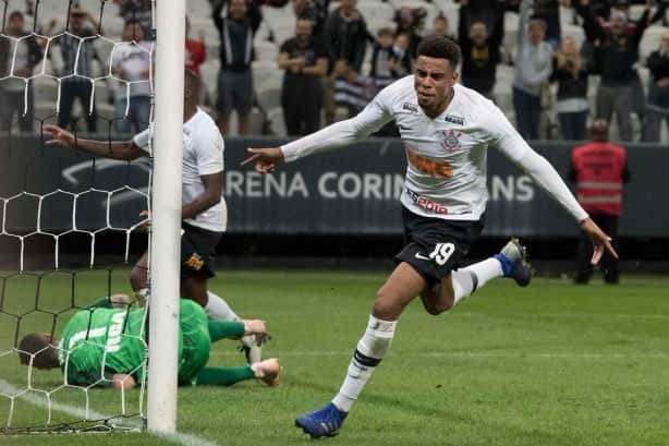 Gustavo em jogo com boa audiência (Foto: Daniel Augusto Jr./Agência Corinthians) Gustavo em jogo com boa audiência (Foto: Daniel Augusto Jr./Agência Corinthians)