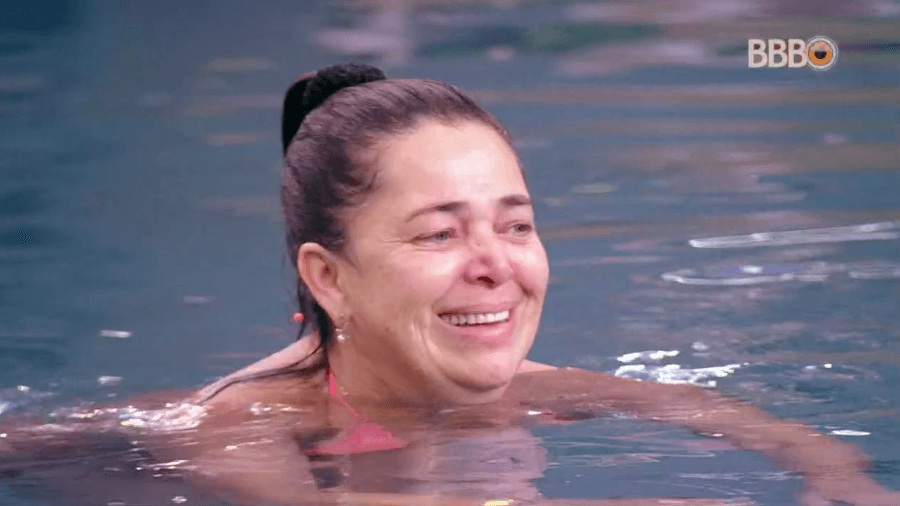 Tereza chorou com saudades de casa (Foto: Reprodução/GloboPlay) Tereza chorou com saudades de casa (Foto: Reprodução/GloboPlay)
