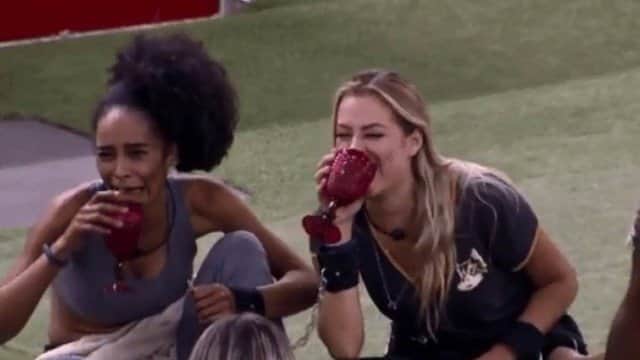 Participantes brincam de Eu Nunca no BBB19 (Foto: Reprodução/ Globo) Participantes brincam de Eu Nunca no BBB19 (Foto: Reprodução/ Globo)