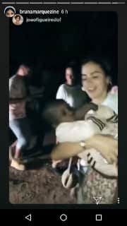 Bruna Marquezine dançou com uma criança no colo (Foto: Reprodução/Instagram) Bruna Marquezine dançou com uma criança no colo (Foto: Reprodução/Instagram)