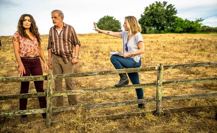 A diretora artística Amora Mautner dirigindo cena de Ademir (Genézio de Barros) e Maria da Paz (Juliana Paes) (Foto: Globo/João Miguel Júnior) A diretora artística Amora Mautner dirigindo cena de Ademir (Genézio de Barros) e Maria da Paz (Juliana Paes) (Foto: Globo/João Miguel Júnior)