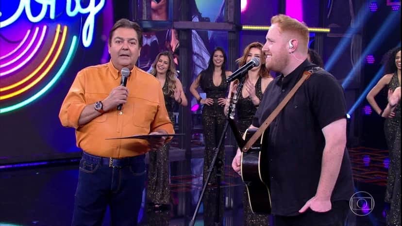 Gavin James e Fausto Silva no Domingão (Foto: Reprodução/ Globo) Gavin James e Fausto Silva no Domingão (Foto: Reprodução/ Globo)
