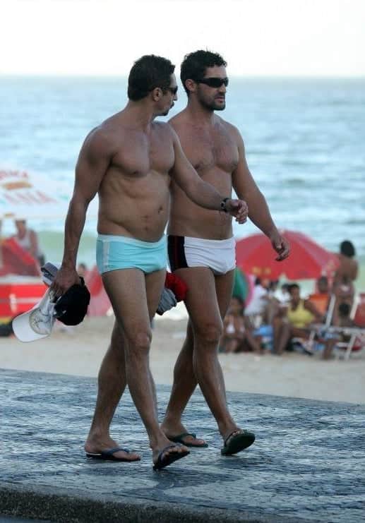 Tuca Andrada flagrado passeando com amigo na praia (Foto: Reprodução) Tuca Andrada flagrado passeando com amigo na praia (Foto: Reprodução)