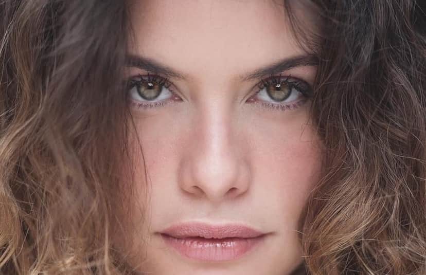 Alinne Moraes, atriz do primeiro escalão da emissora carioca TV Globo, rejeita Jair Messias Bolsonaro e expõe notícia sobre o apresentador Richard Rasmussein (Foto: Reprodução) Alinne Moraes, atriz do primeiro escalão da emissora carioca TV Globo, rejeita Jair Messias Bolsonaro e expõe notícia sobre o apresentador Richard Rasmussein (Foto: Reprodução)