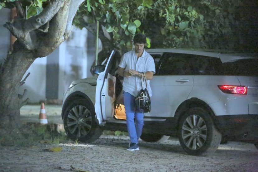 José Loreto reaparece com aliança em "pelada" com os amigos (AgNews) José Loreto reaparece com aliança em "pelada" com os amigos (AgNews)