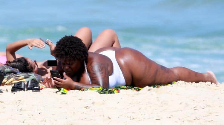 Anitta faz topless ao lado de Jojo Todynho no Rio de Janeiro (Foto: AgNews) Anitta faz topless ao lado de Jojo Todynho no Rio de Janeiro (Foto: AgNews)