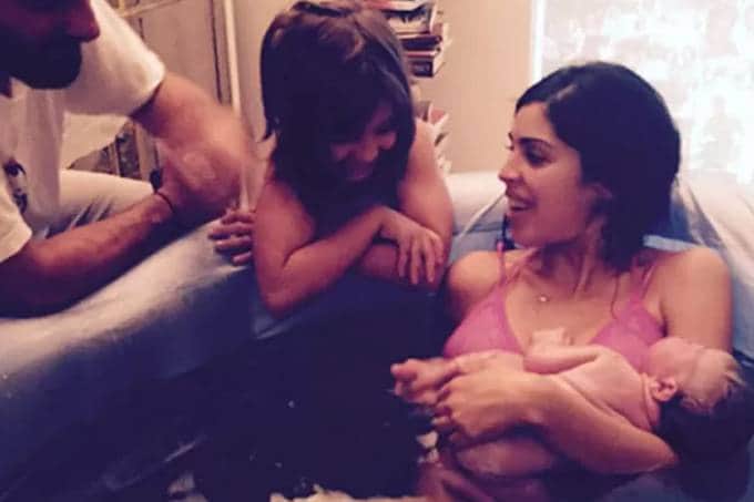 Bela Gil, ela e sua primogênita ingeriram a placenta misturada com vitamina de banana. (Instagram/Reprodução) Bela Gil, ela e sua primogênita ingeriram a placenta misturada com vitamina de banana. (Instagram/Reprodução)