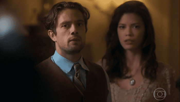 Danilo (Rafael Cardoso) e Julia (Vitoria Strada) em cena de Espelho da Vida (Foto: Reprodução/Globo) Danilo (Rafael Cardoso) e Julia (Vitoria Strada) em cena de Espelho da Vida (Foto: Reprodução/Globo)