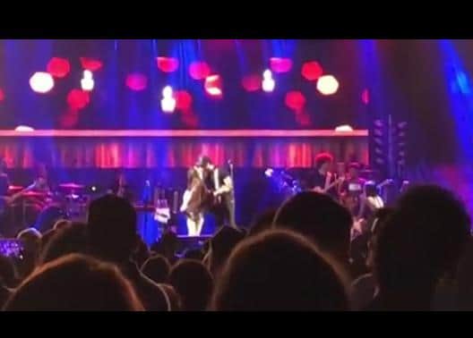 O novo casal do pedaço chegou a trocar beijo em cima do palco e animaram o público (Foto: Reprodução) O novo casal do pedaço chegou a trocar beijo em cima do palco e animaram o público (Foto: Reprodução)