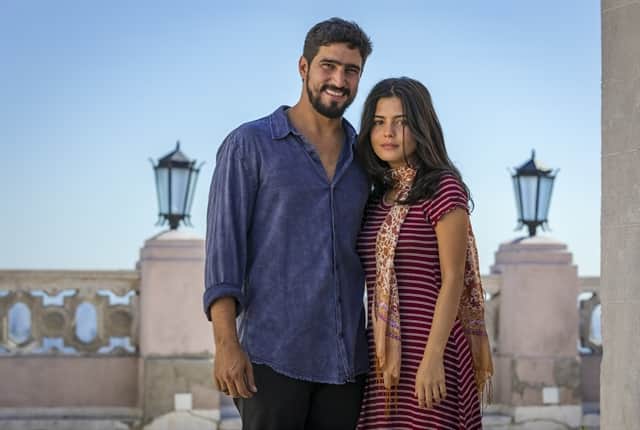 Jamil (Renato Góes) e Laila (Julia Dalavia) em Órfãos da Terra (Foto: Globo/Paulo Belote) Jamil (Renato Góes) e Laila (Julia Dalavia) em Órfãos da Terra (Foto: Globo/Paulo Belote)