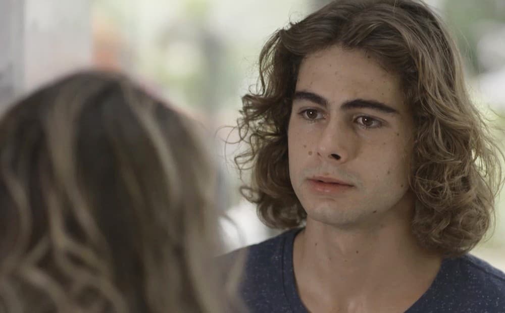 Manu e João em cena da novela Verão 90 (Foto: Reprodução) Manu e João em cena da novela Verão 90 (Foto: Reprodução)