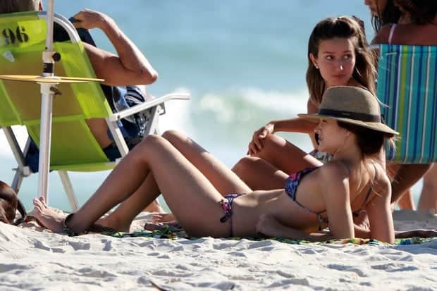 Juliana Paiva se divertiu na praia com uma amiga (Foto: Dilson Silva / AgNews) Juliana Paiva se divertiu na praia com uma amiga (Foto: Dilson Silva / AgNews)