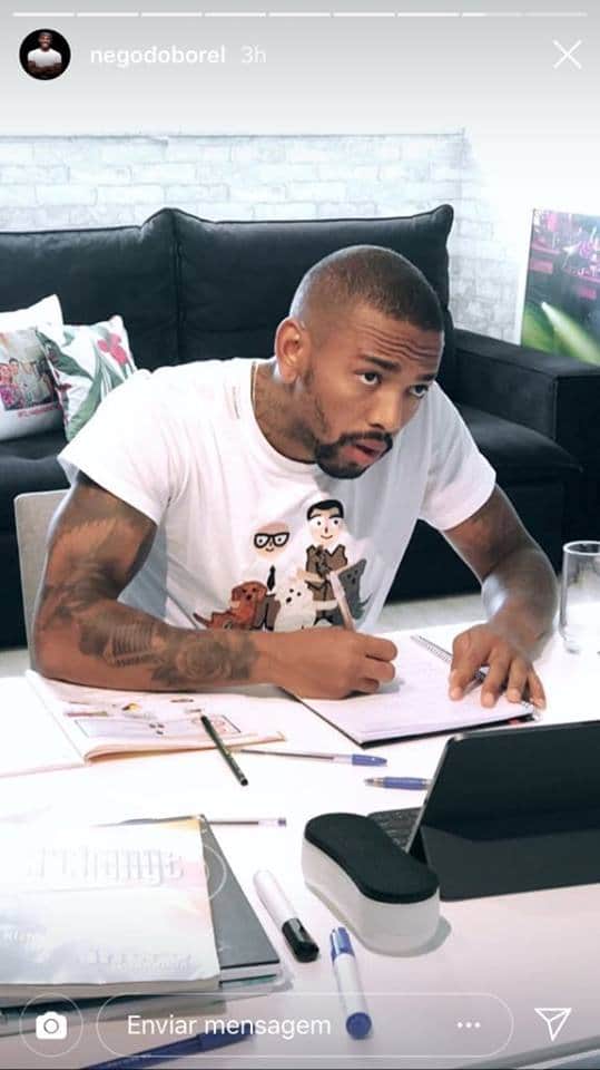 Nego do Borel estudando (Foto: Reprodução/Instagram) Nego do Borel estudando (Foto: Reprodução/Instagram)