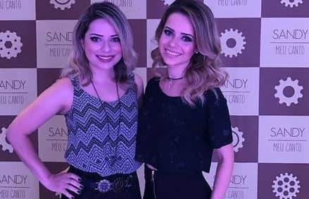 Sandy ao lado de sua cover oficial (Foto: Reprodução/Instagram) Sandy ao lado de sua cover oficial (Foto: Reprodução/Instagram)
