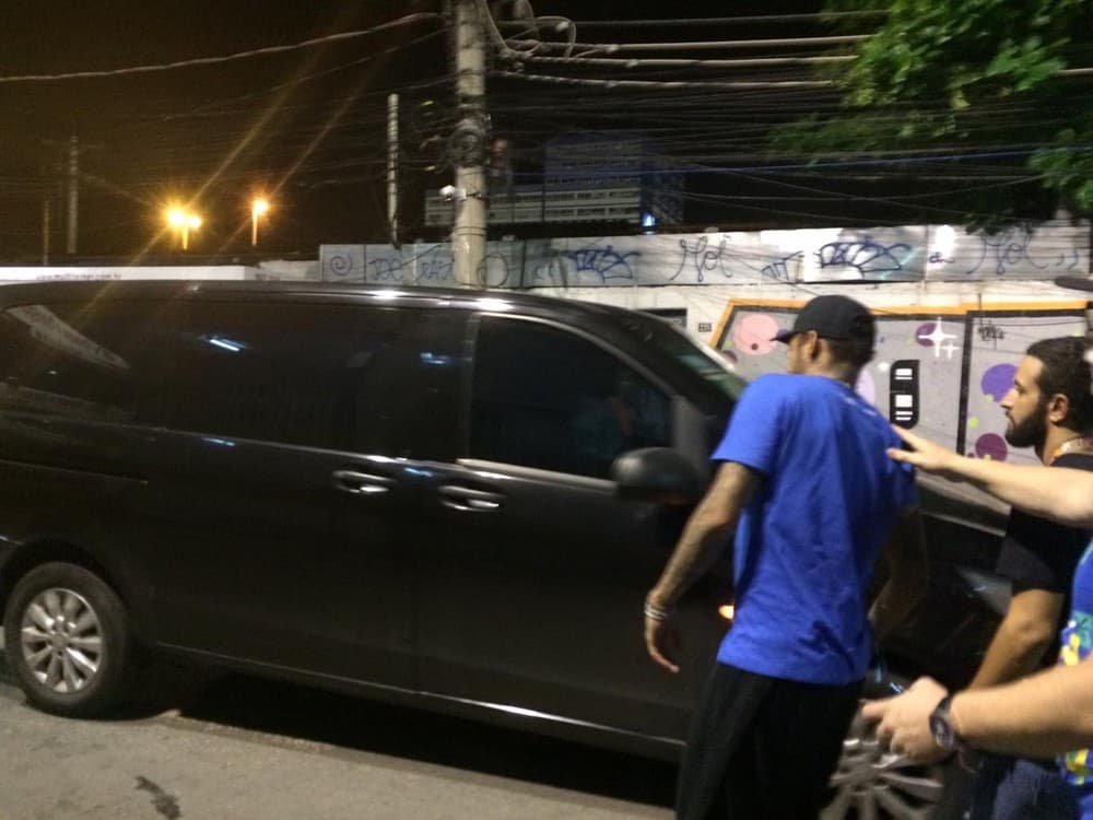 Neymar deixa Sapucaí amparado por amigos (Foto: Juliana Maselli/G1) Neymar deixa Sapucaí amparado por amigos (Foto: Juliana Maselli/G1)
