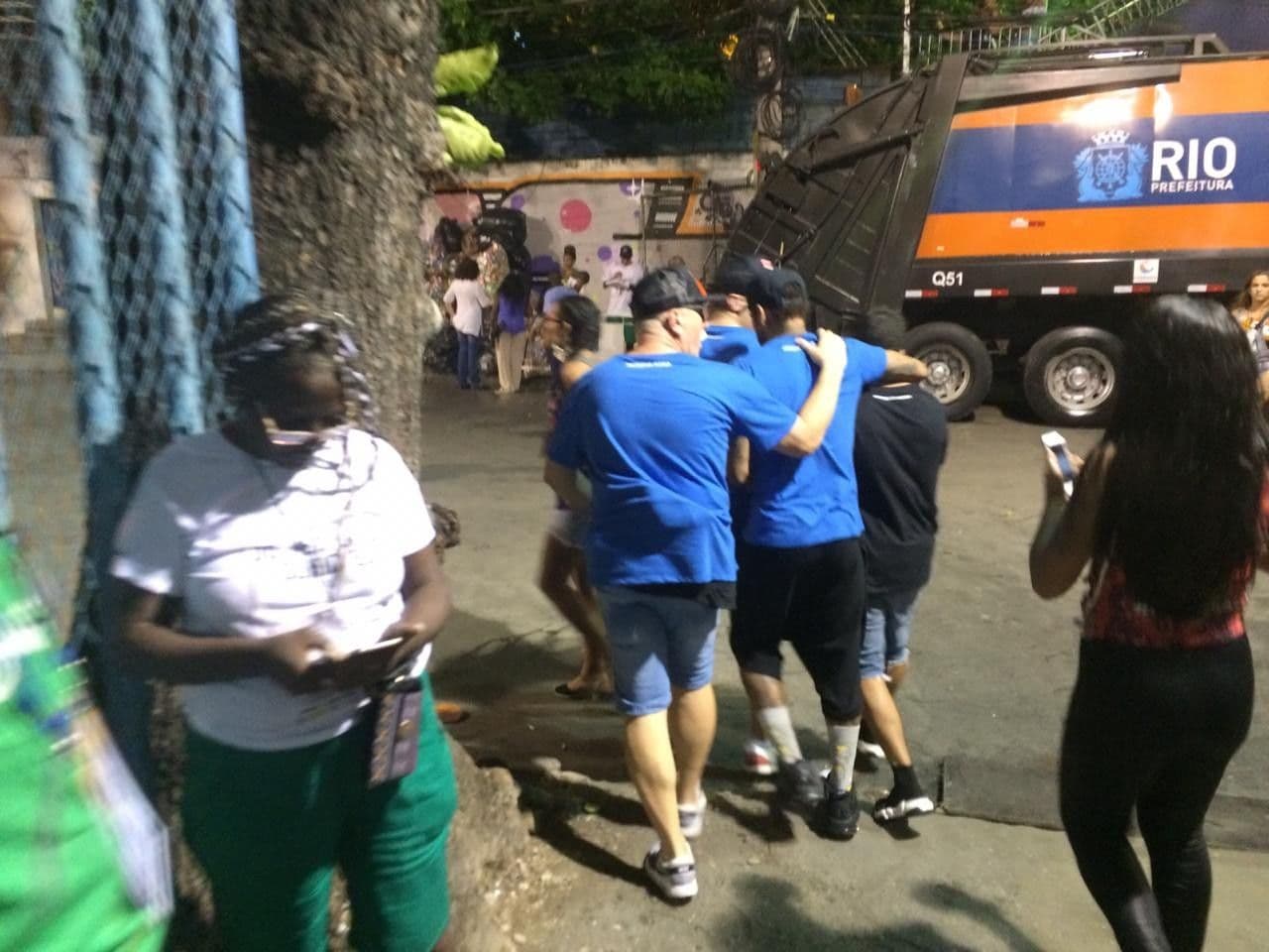 Neymar deixa Sapucaí amparado por amigos (Foto: Juliana Maselli/G1) Neymar deixa Sapucaí amparado por amigos (Foto: Juliana Maselli/G1)