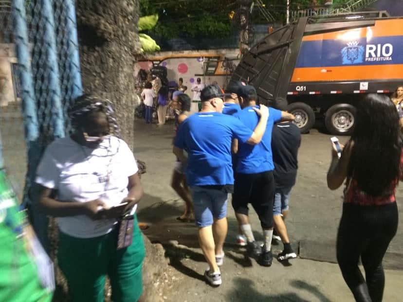 Neymar deixa Sapucaí amparado por amigos (Foto: Juliana Maselli/G1) Neymar deixa Sapucaí amparado por amigos (Foto: Juliana Maselli/G1)