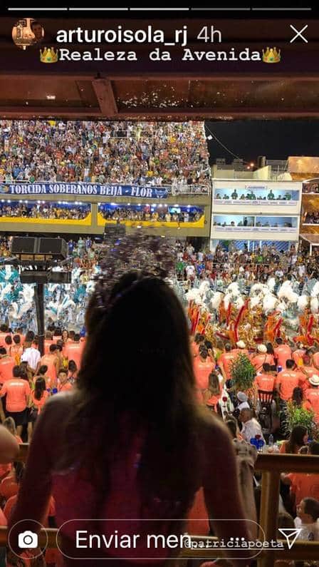 Patrícia Poeta e Arturo Isola coversavam ao pé do ouvido em camarote na Sapucaí Foto: Agência O Globo Patrícia Poeta e Arturo Isola coversavam ao pé do ouvido em camarote na Sapucaí Foto: Agência O Globo