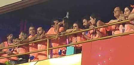 Patrícia Poeta e Arturo Isola coversavam ao pé do ouvido em camarote na Sapucaí Foto: Agência O Globo Patrícia Poeta e Arturo Isola coversavam ao pé do ouvido em camarote na Sapucaí Foto: Agência O Globo