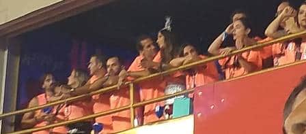 Patrícia Poeta e Arturo Isola coversavam ao pé do ouvido em camarote na Sapucaí Foto: Agência O Globo Patrícia Poeta e Arturo Isola coversavam ao pé do ouvido em camarote na Sapucaí Foto: Agência O Globo