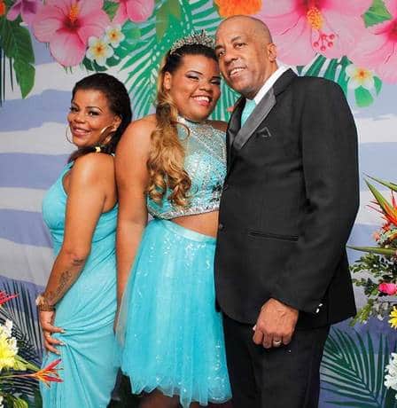 A aniversariante com os pais Foto: Divulgação A aniversariante com os pais Foto: Divulgação