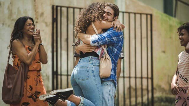 Moana agarra João na saída da cadeia em Verão 90 (Foto: Fabiano Battaglin/ Globo/ Divulgação) Moana agarra João na saída da cadeia em Verão 90 (Foto: Fabiano Battaglin/ Globo/ Divulgação)
