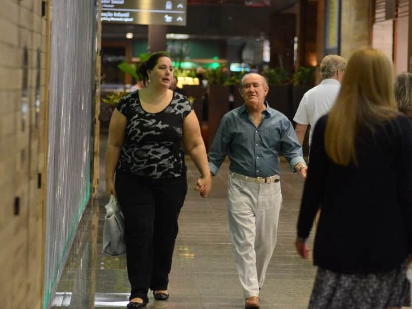 Renato Aragão, o Didi, a esposa Lilian Aragão e a filha Livia Aragão passeando em Shopping no Rio de Janeiro Renato Aragão, o Didi, a esposa Lilian Aragão e a filha Livia Aragão passeando em Shopping no Rio de Janeiro
