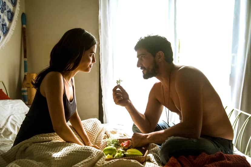 Laila (Julia Dalavia) e Jmail (Renato Goes) vivem momento único na trama de Órfãos da Terra Laila (Julia Dalavia) e Jmail (Renato Goes) vivem momento único na trama de Órfãos da Terra