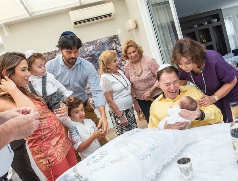 Silvio Santos segurando o neto Senor (Foto: Reprodução/Instagram) Silvio Santos segurando o neto Senor (Foto: Reprodução/Instagram)