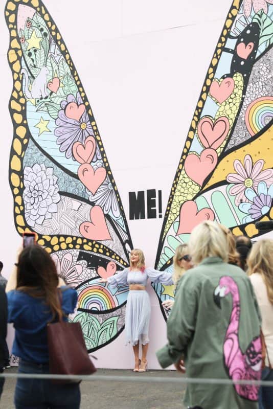 Taylor Swift no mural “What Lifts You Up” (Foto: Getty Images) Taylor Swift no mural “What Lifts You Up” (Foto: Getty Images)