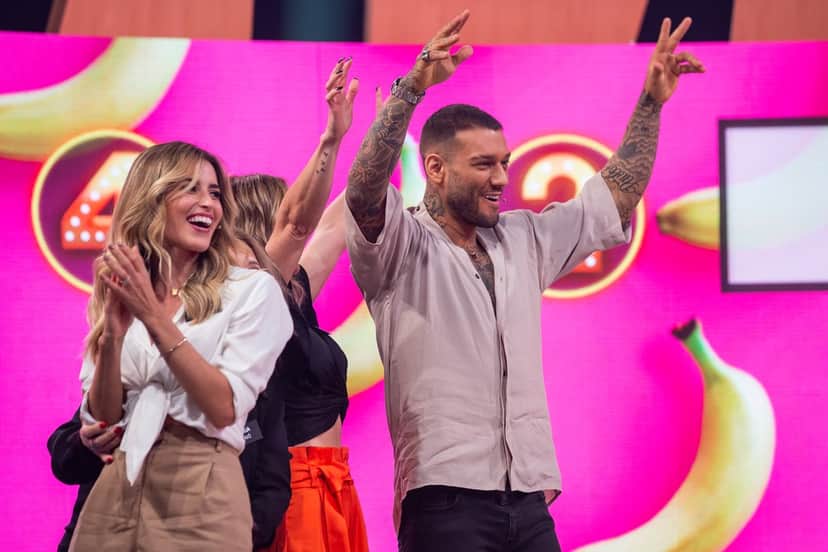 Lorena e Lucas Lucco no palco do 'Tamanho Família' — Foto: TV Globo Lorena e Lucas Lucco no palco do 'Tamanho Família' — Foto: TV Globo