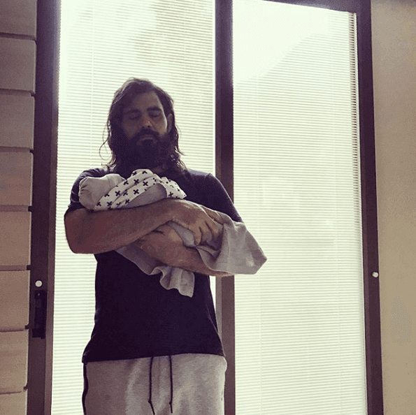 Juliano Cazarré foi flagrado pela esposa com seu pequeno (Foto: Reprodução/ Instagram) Juliano Cazarré foi flagrado pela esposa com seu pequeno (Foto: Reprodução/ Instagram)